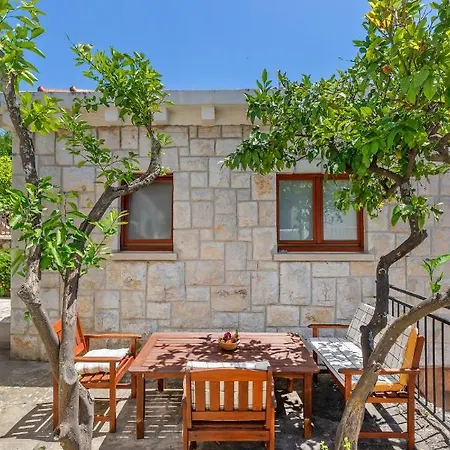 Cosy Close To Lapad Promenade And Apartman